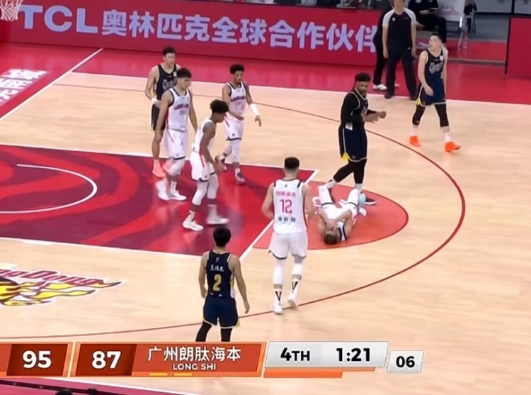 et365（中国）官方网站、APP下载、bet365 Sports-看着就疼！萨林杰背打转身无意肘到郭艾伦脸部 被判进攻犯规！